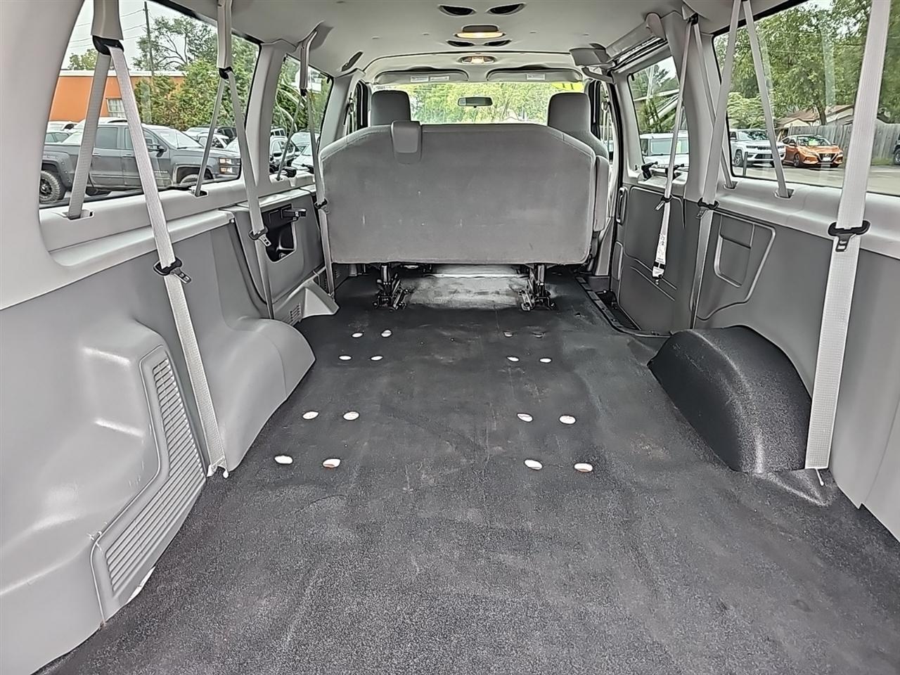 Ford Econoline Wagon E-350 Super Duty Ext XL 2011