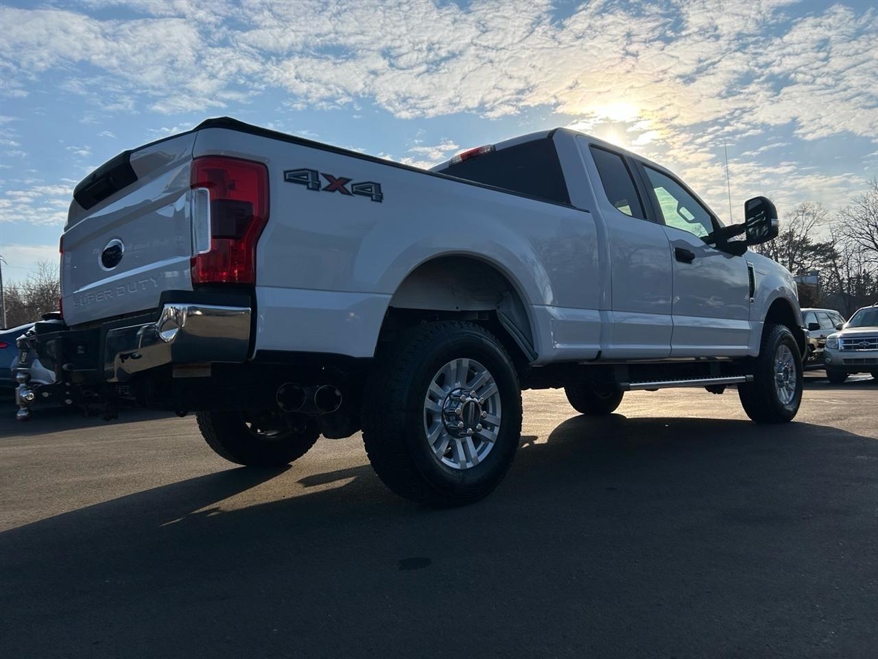 Ford Super Duty F-350 SRW Lariat 4WD SuperCab 8' Box 2019