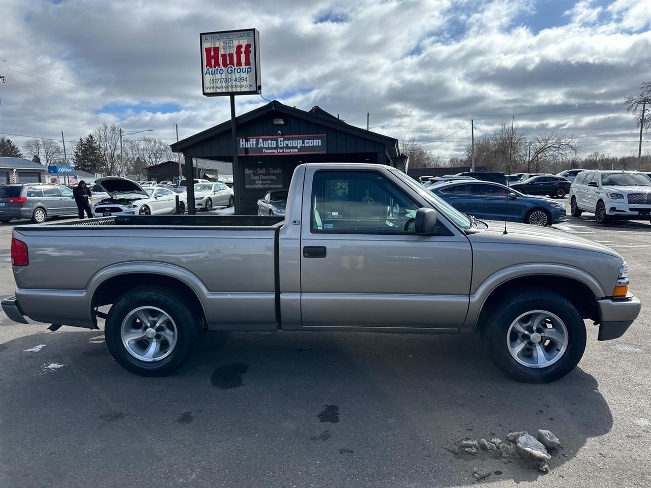 Chevrolet S-10 Reg Cab 108" WB LS 1998