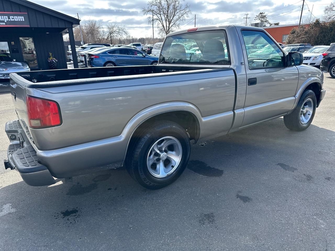 Chevrolet S-10 Reg Cab 108" WB LS 1998