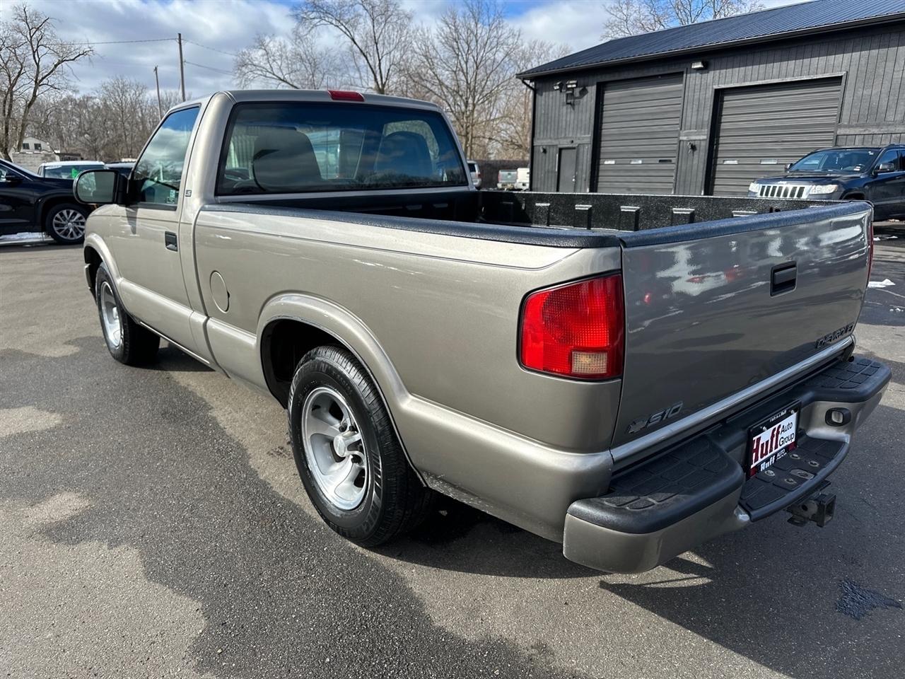 Chevrolet S-10 Reg Cab 108" WB LS 1998