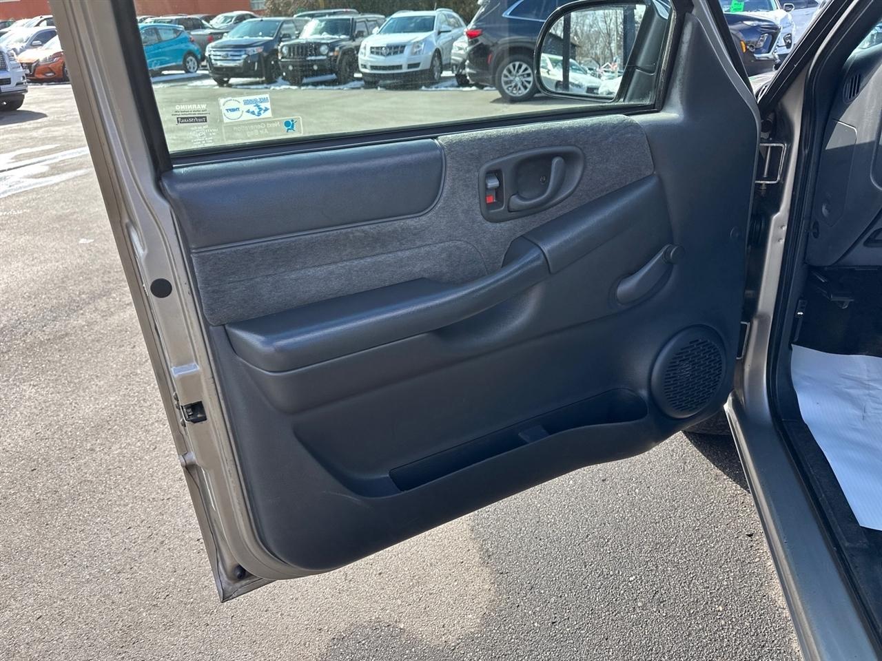 Chevrolet S-10 Reg Cab 108" WB LS 1998