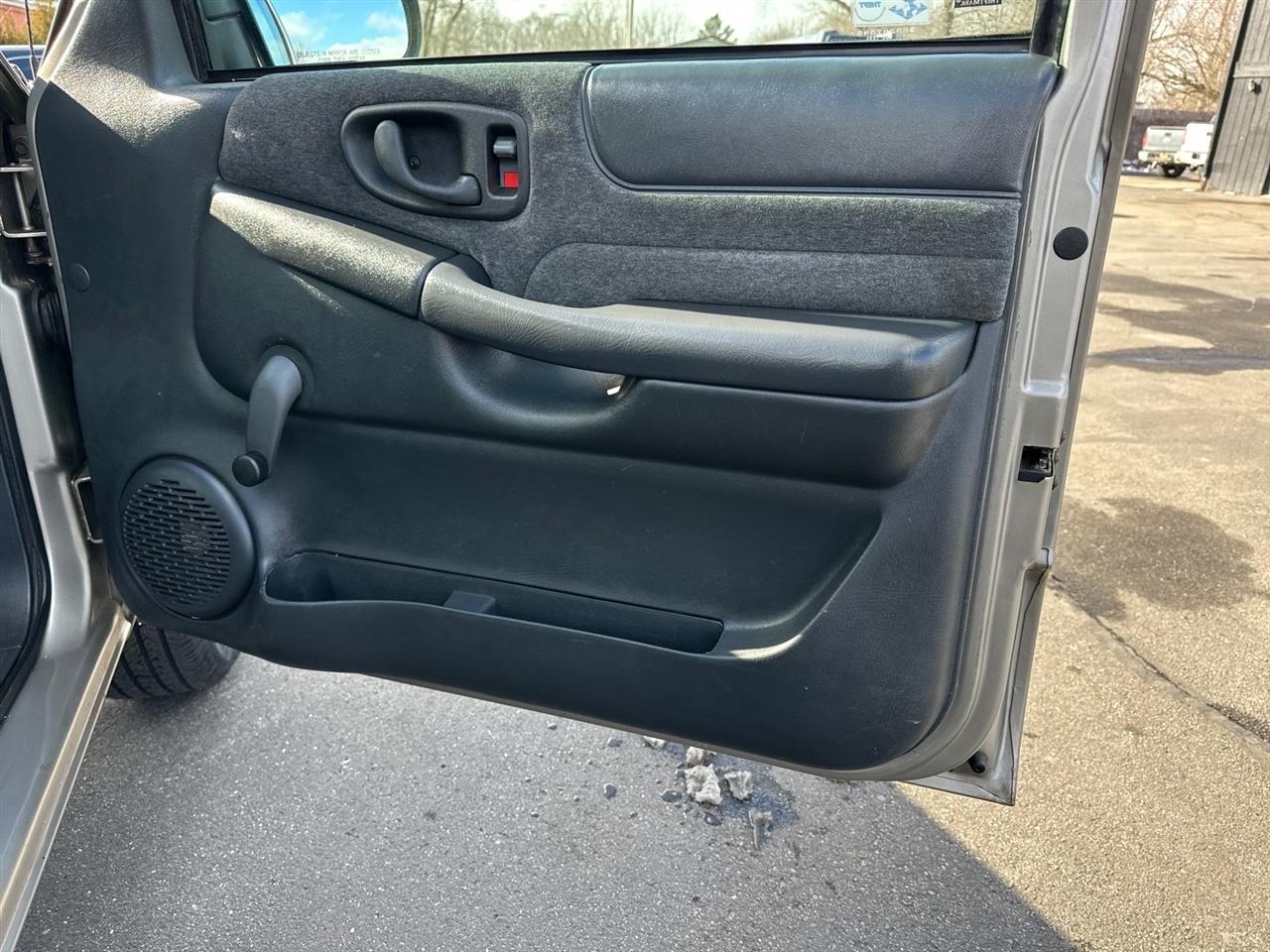 Chevrolet S-10 Reg Cab 108" WB LS 1998