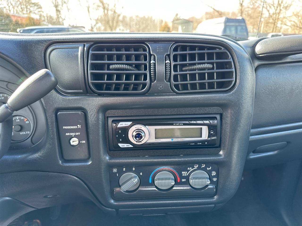 Chevrolet S-10 Reg Cab 108" WB LS 1998