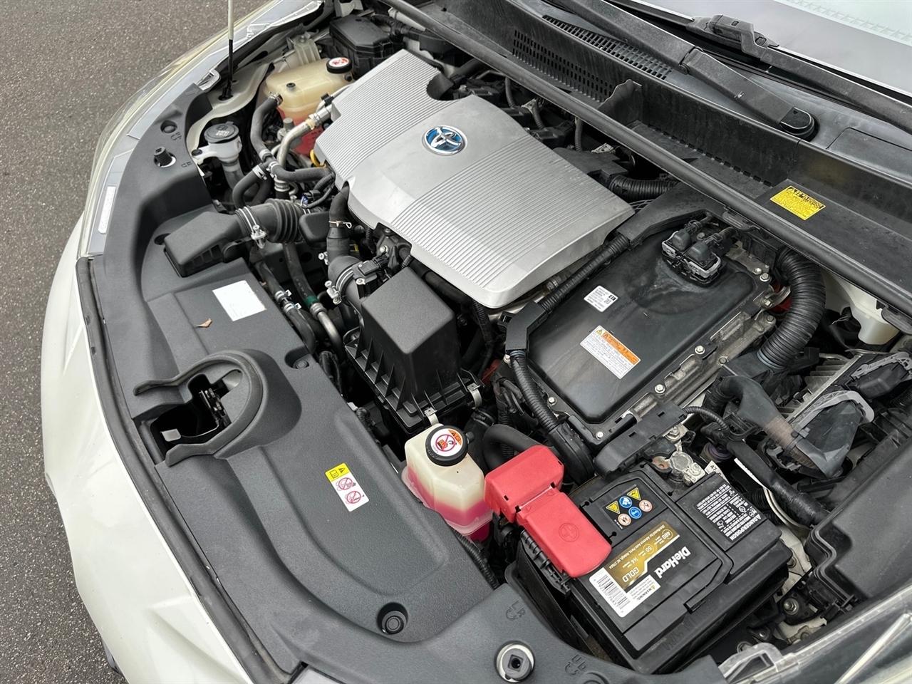 Toyota Prius Three Touring (Natl) 2017