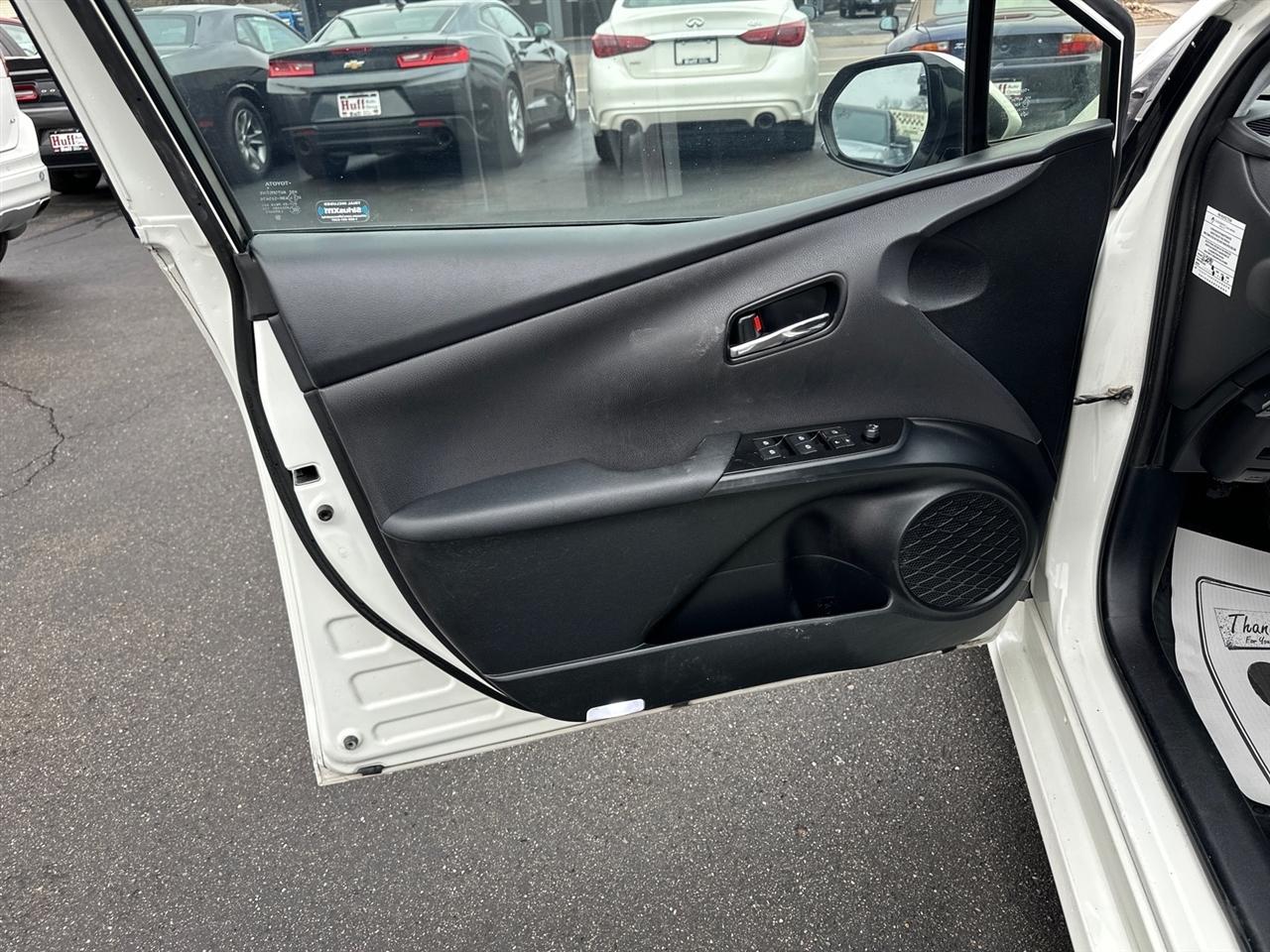 Toyota Prius Three Touring (Natl) 2017