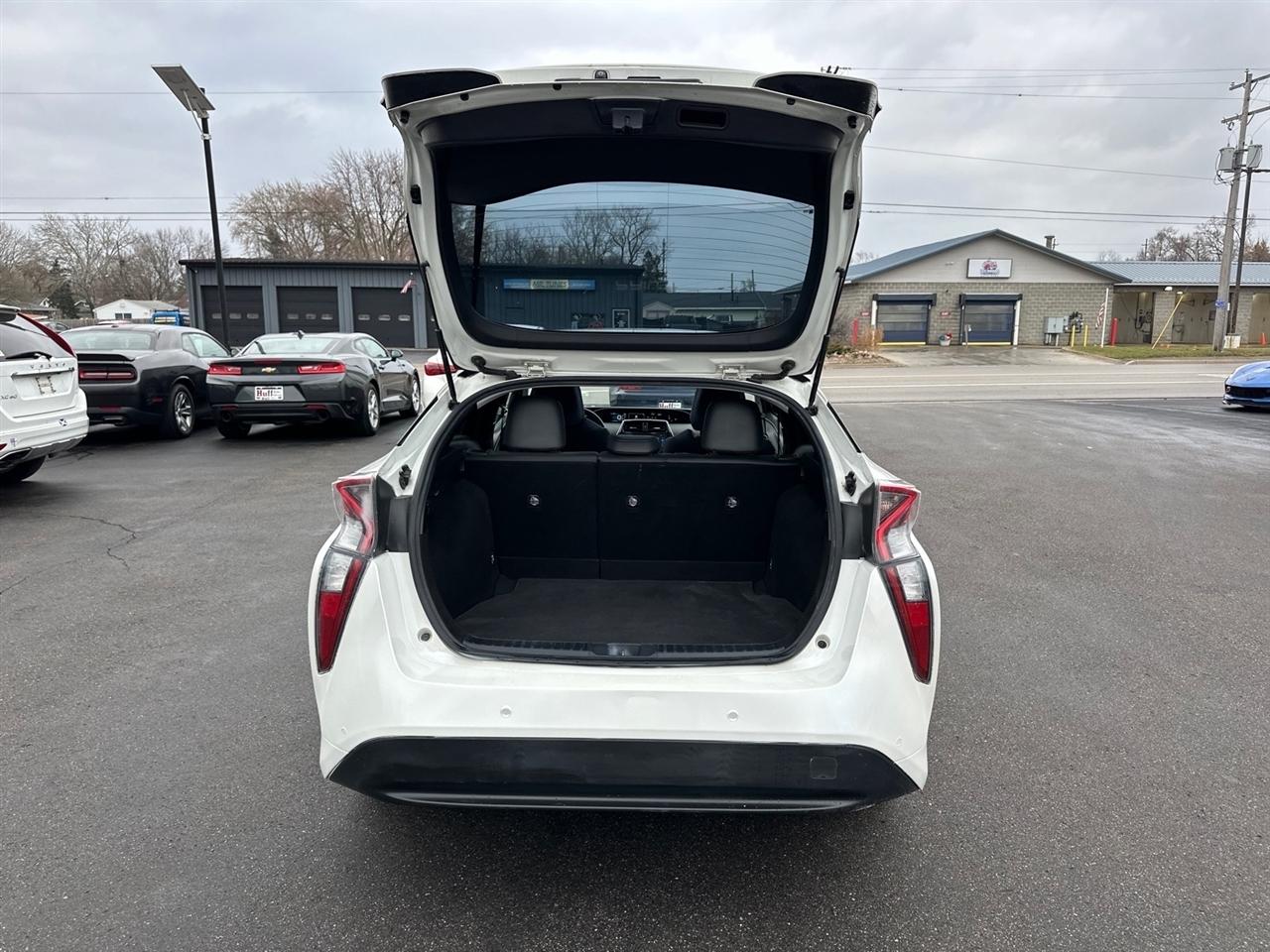 Toyota Prius Three Touring (Natl) 2017