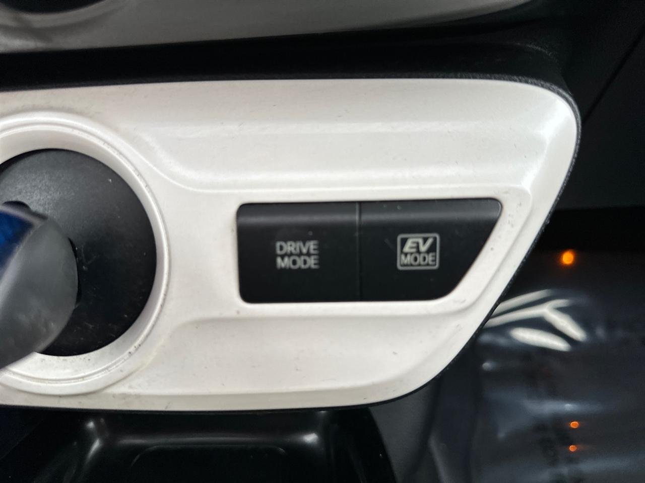 Toyota Prius Three Touring (Natl) 2017