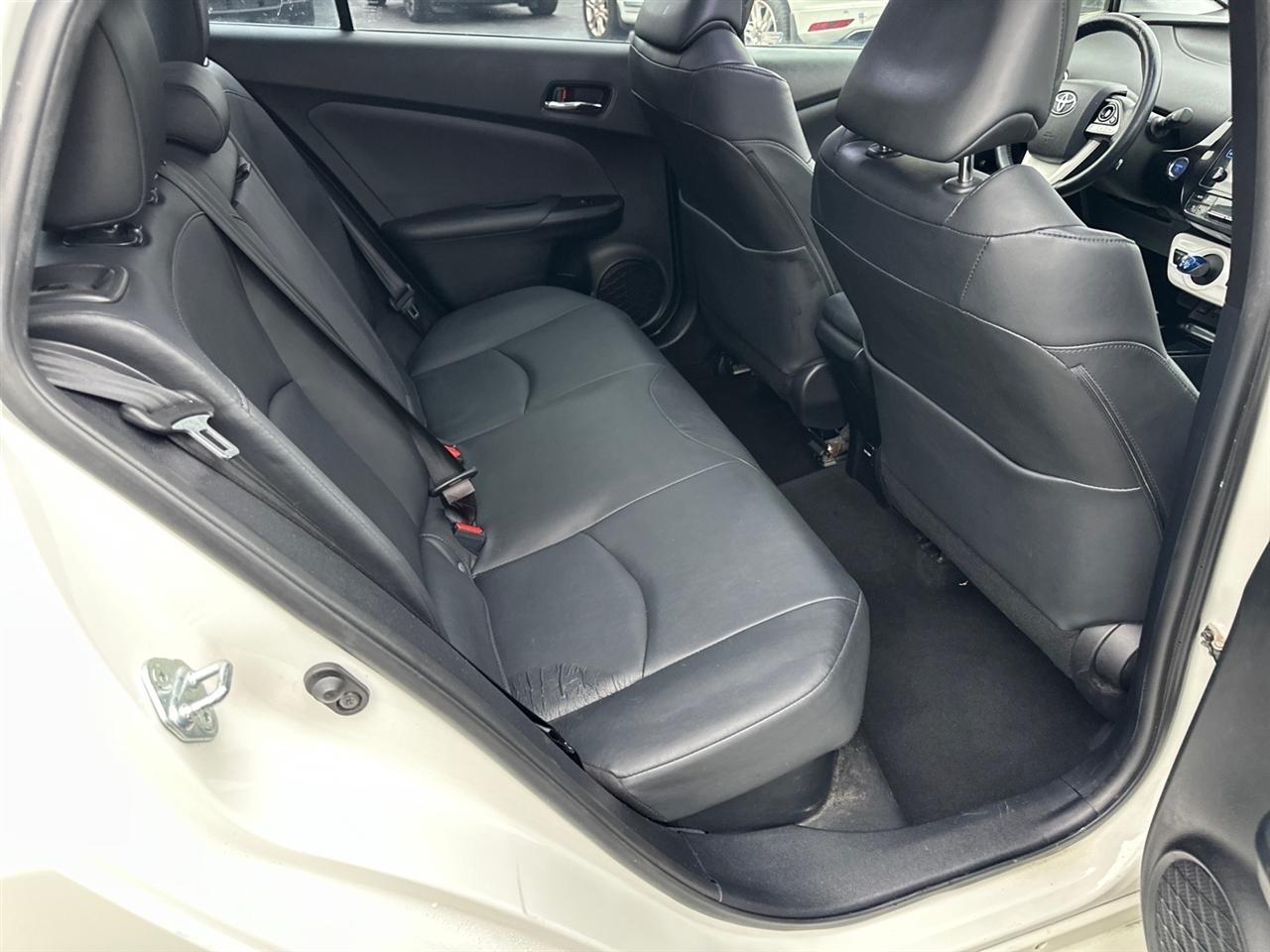 Toyota Prius Three Touring (Natl) 2017