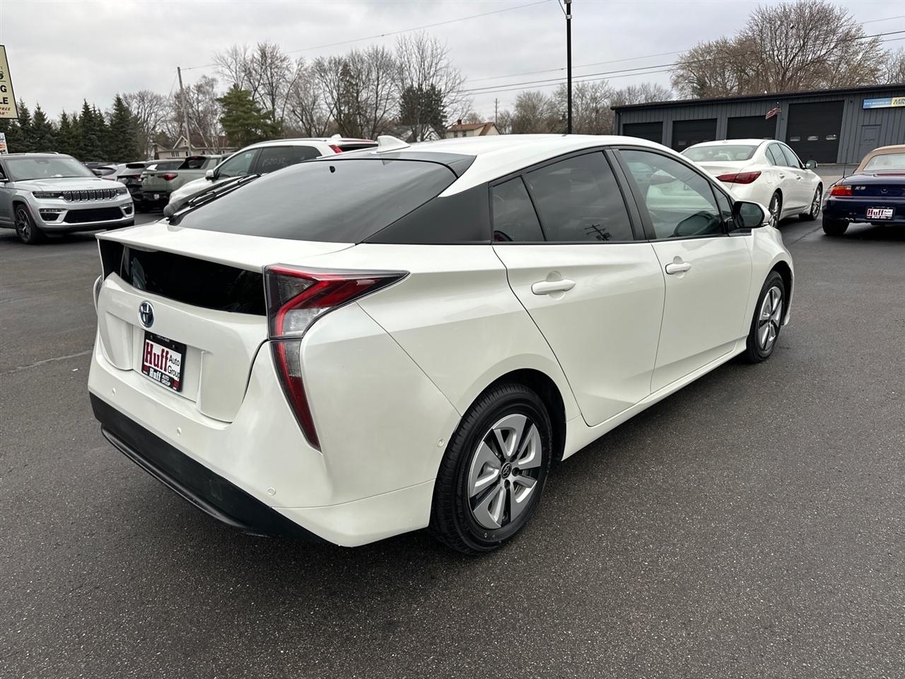 Toyota Prius Three Touring (Natl) 2017