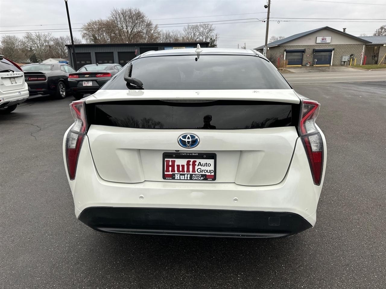 Toyota Prius Three Touring (Natl) 2017