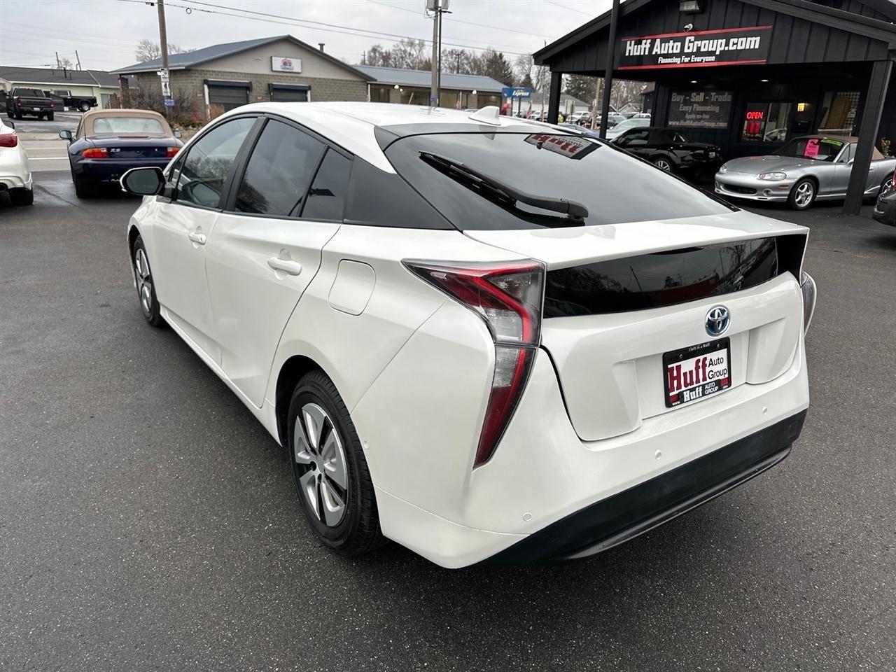Toyota Prius Three Touring (Natl) 2017