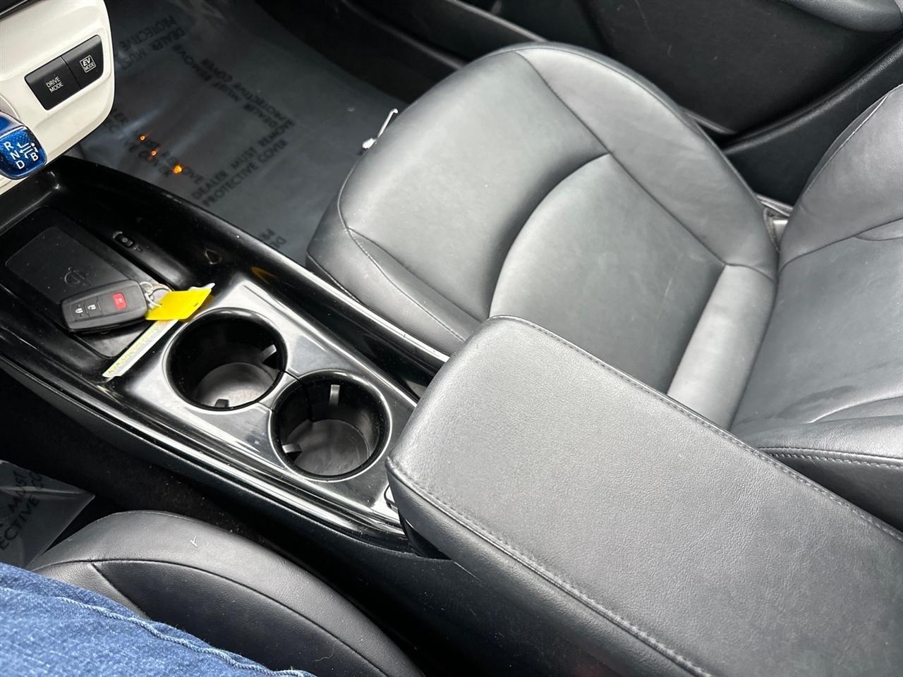 Toyota Prius Three Touring (Natl) 2017