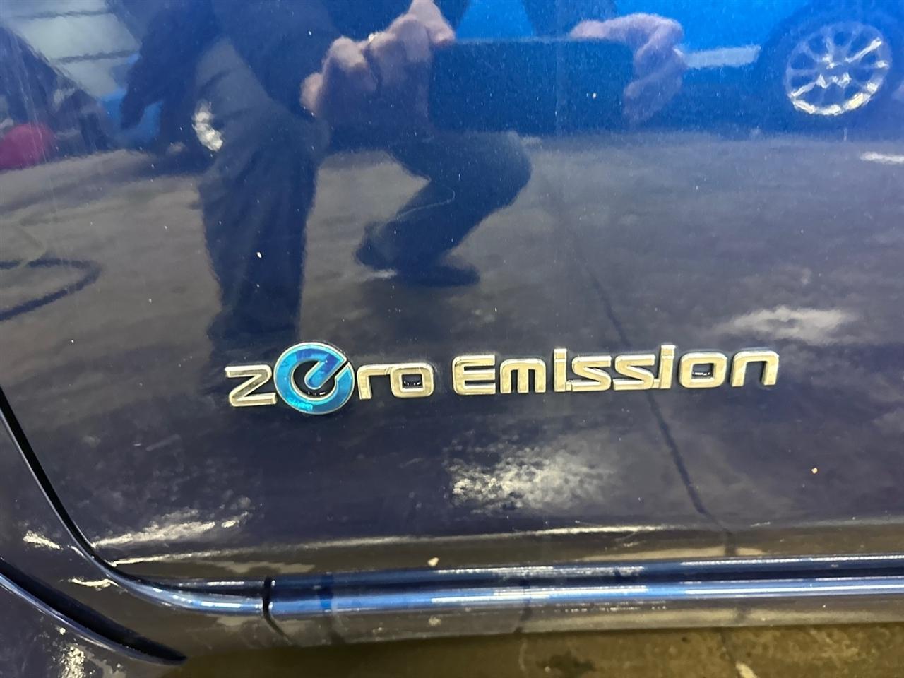 Nissan Leaf SV Hatchback 2017