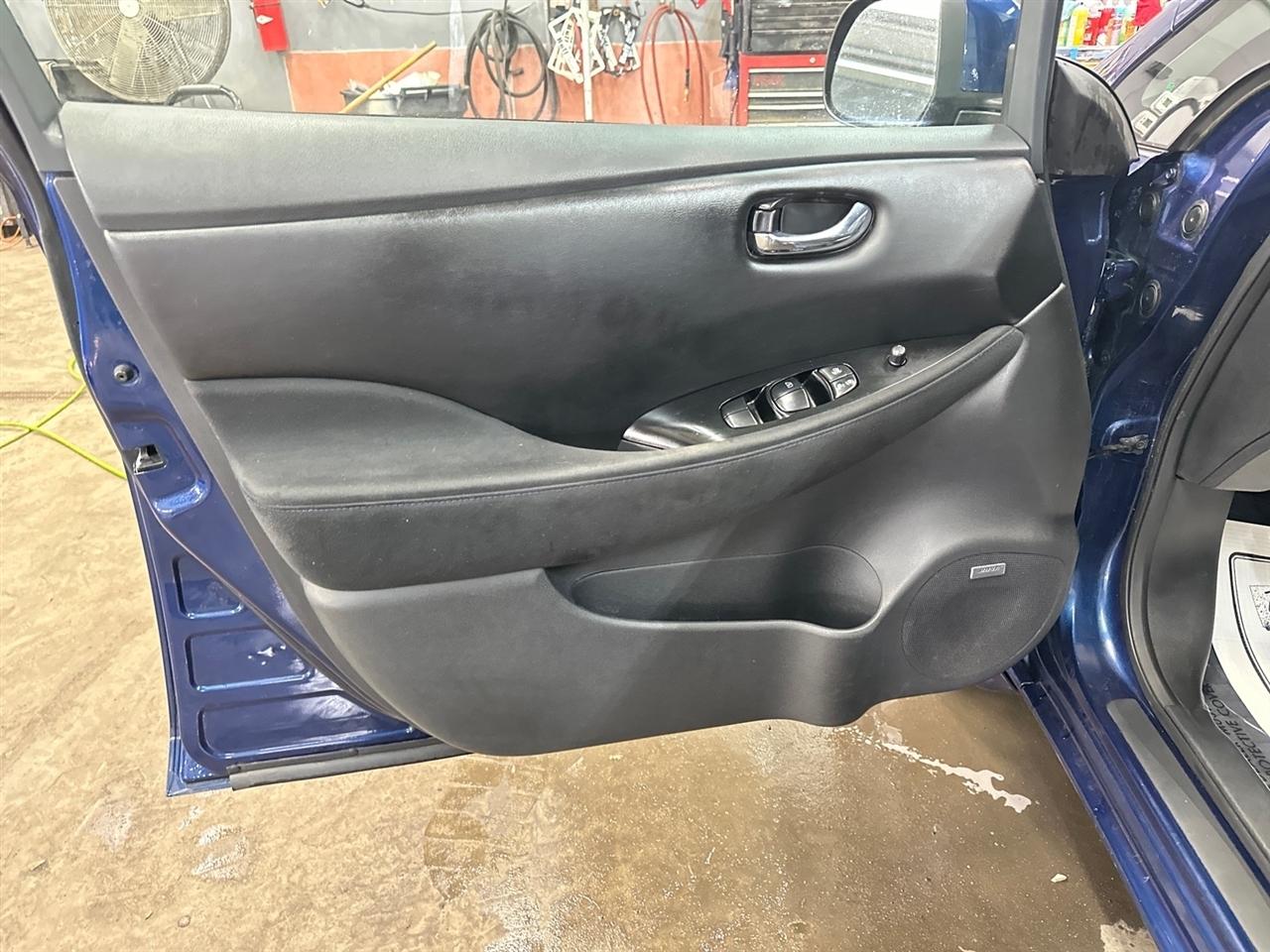 Nissan Leaf SV Hatchback 2017