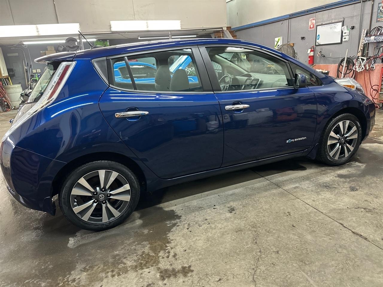Nissan Leaf SV Hatchback 2017