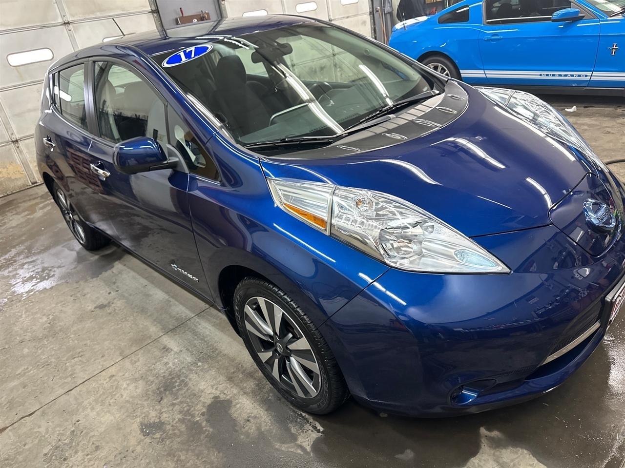 Nissan Leaf SV Hatchback 2017
