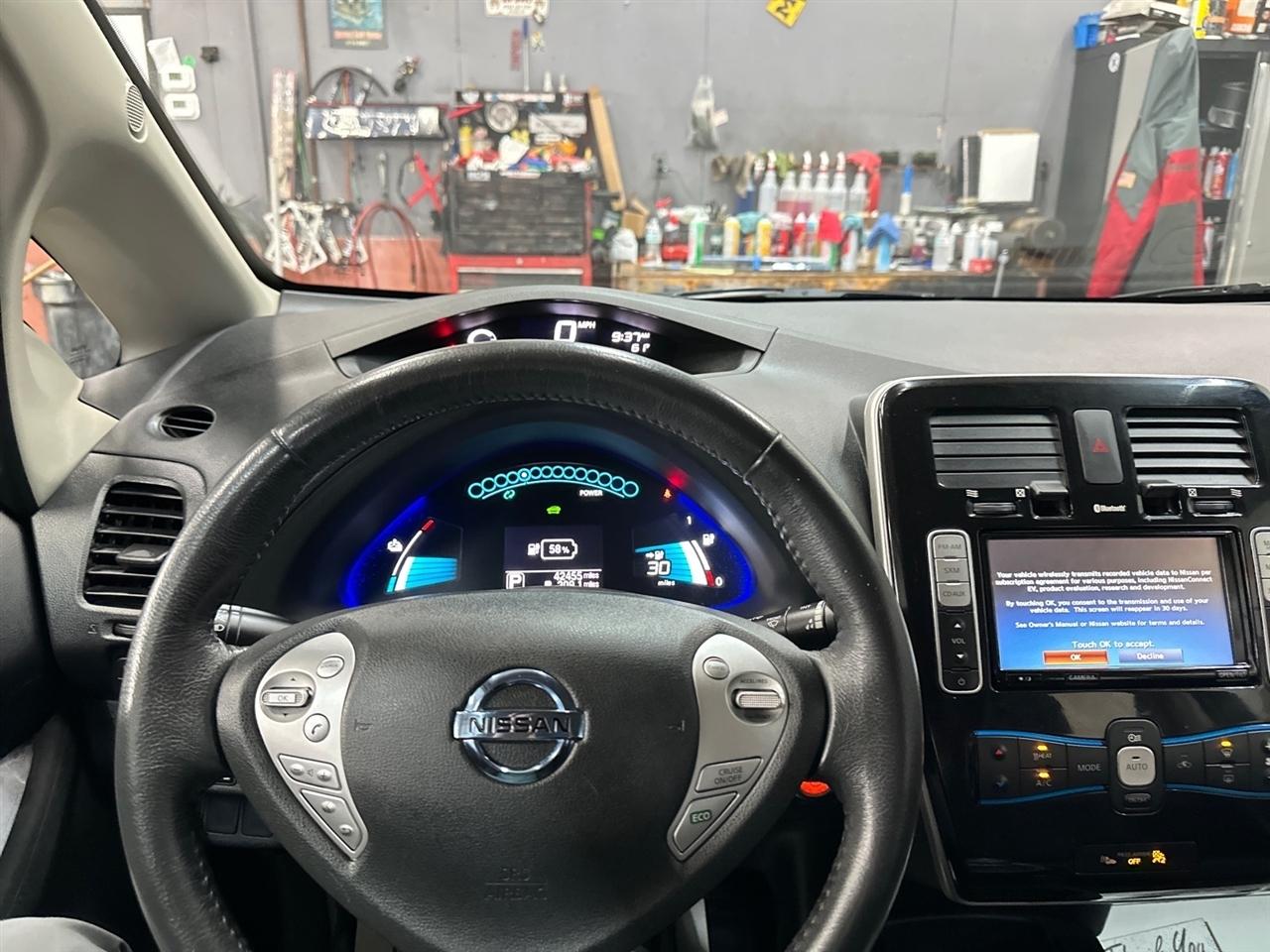 Nissan Leaf SV Hatchback 2017