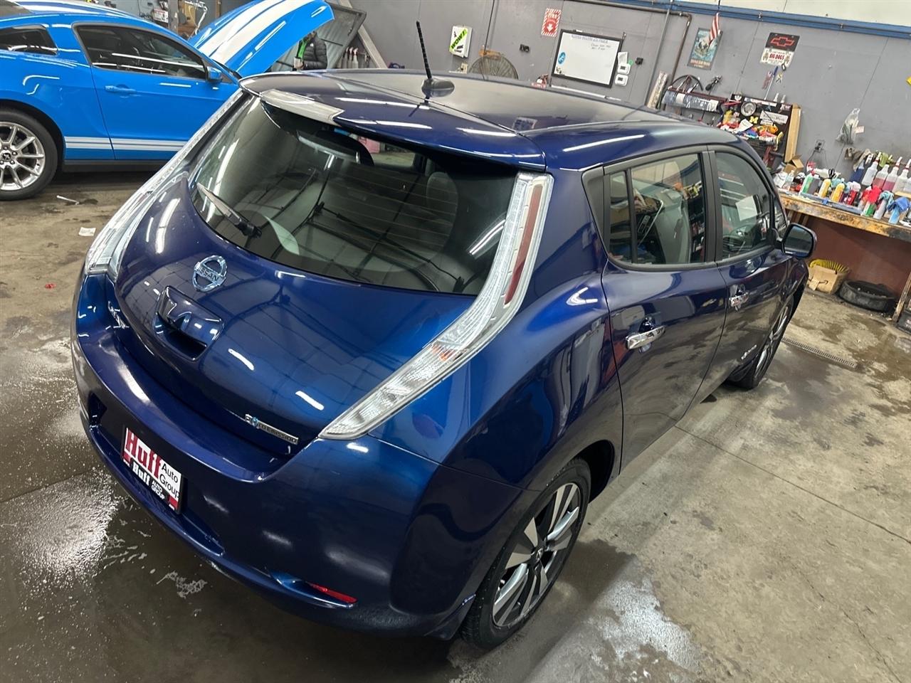 Nissan Leaf SV Hatchback 2017