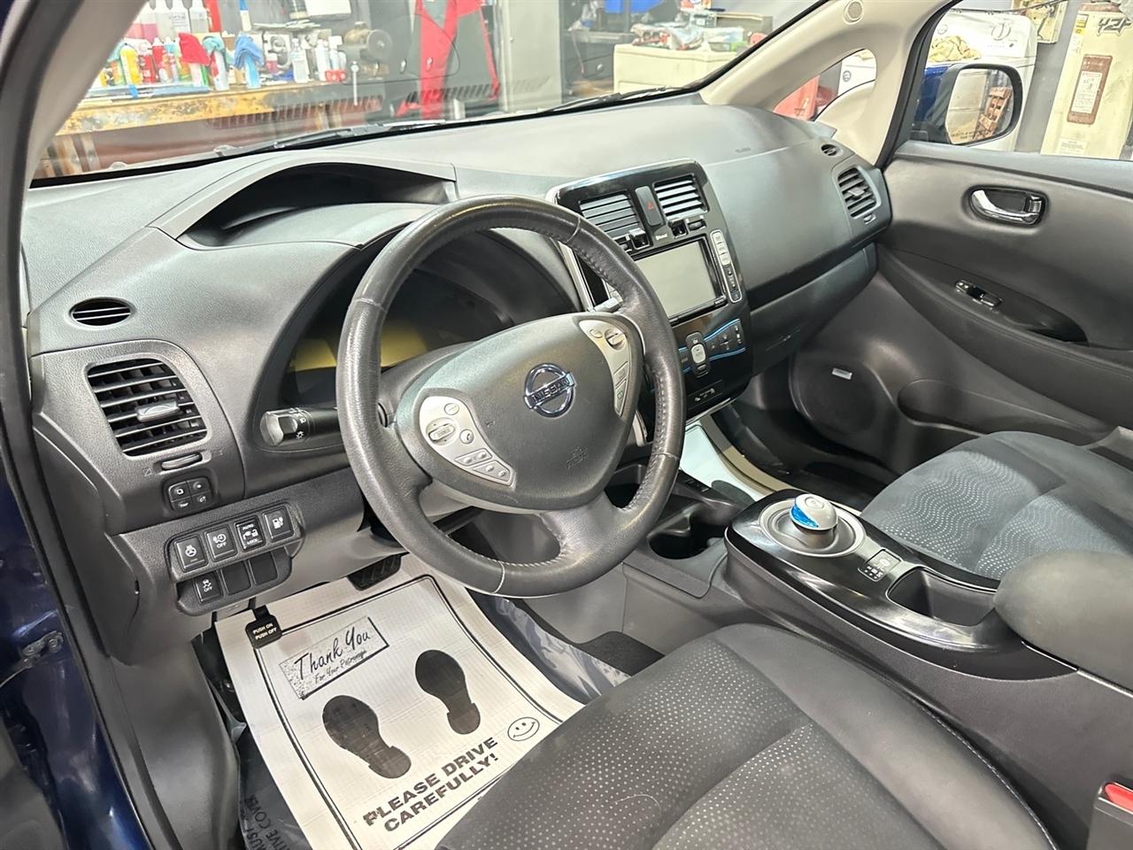 Nissan Leaf SV Hatchback 2017