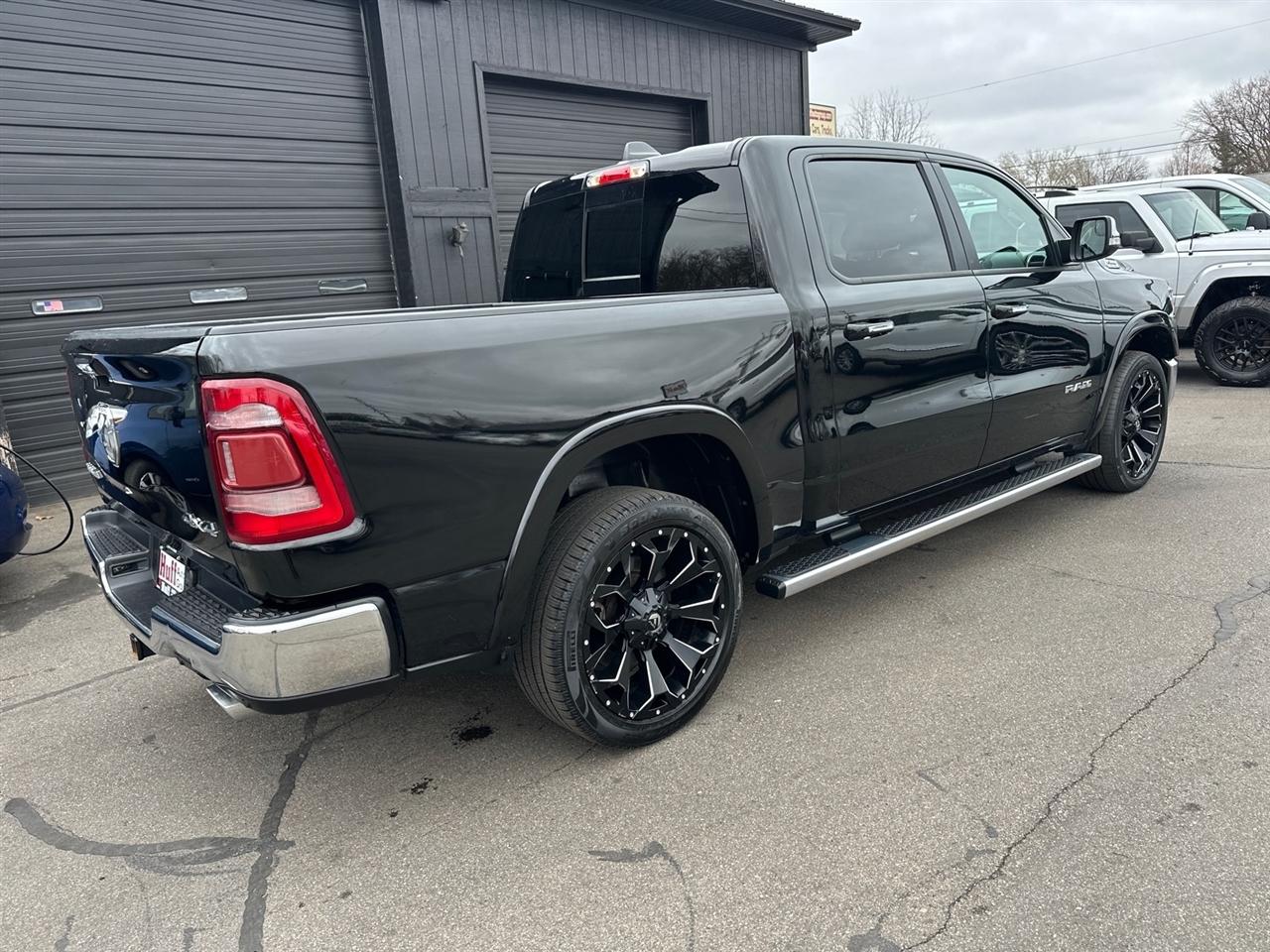 RAM 1500 Laramie 4x4 Crew Cab 5'7" Box 2022