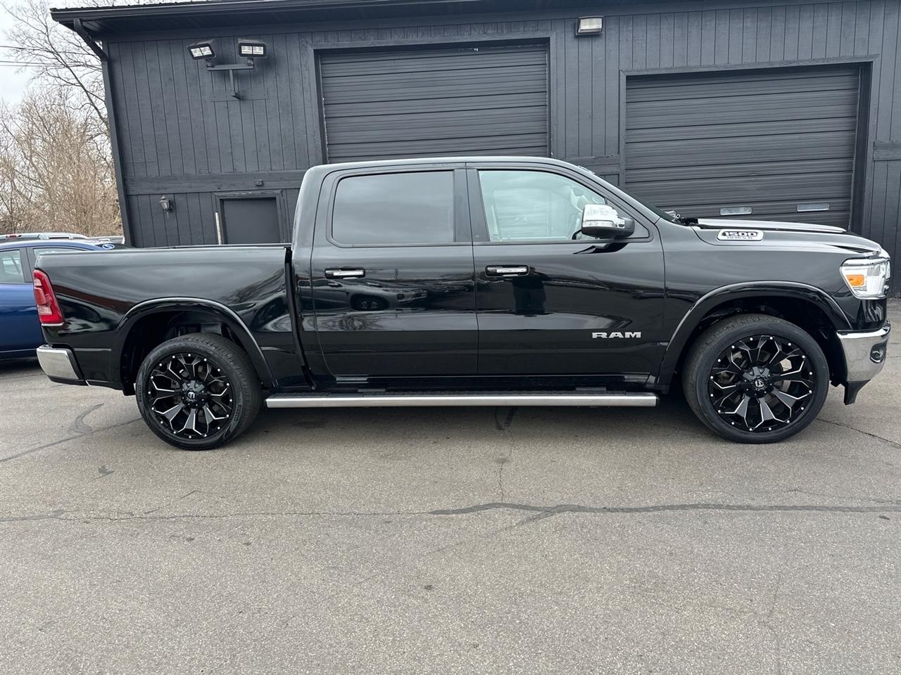 RAM 1500 Laramie 4x4 Crew Cab 5'7" Box 2022