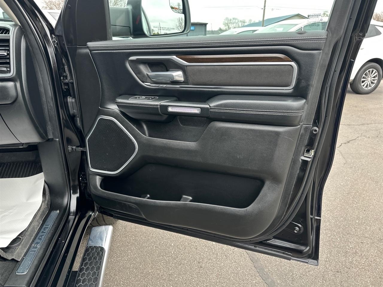 RAM 1500 Laramie 4x4 Crew Cab 5'7" Box 2022