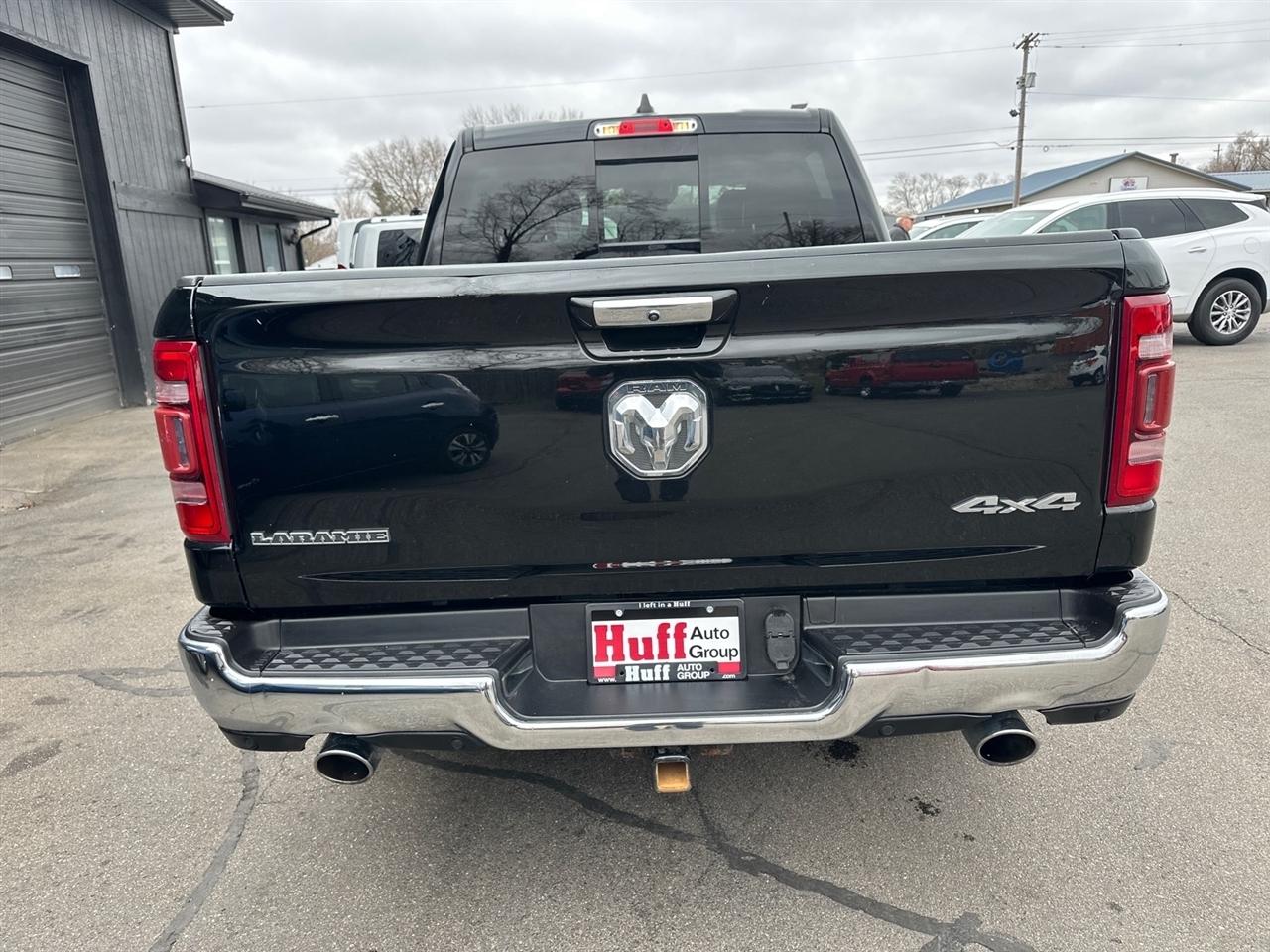 RAM 1500 Laramie 4x4 Crew Cab 5'7" Box 2022