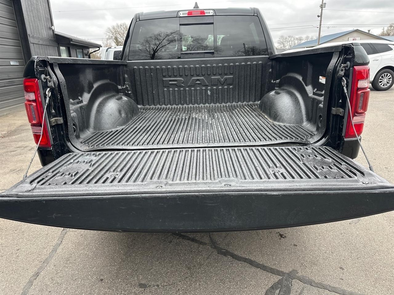 RAM 1500 Laramie 4x4 Crew Cab 5'7" Box 2022