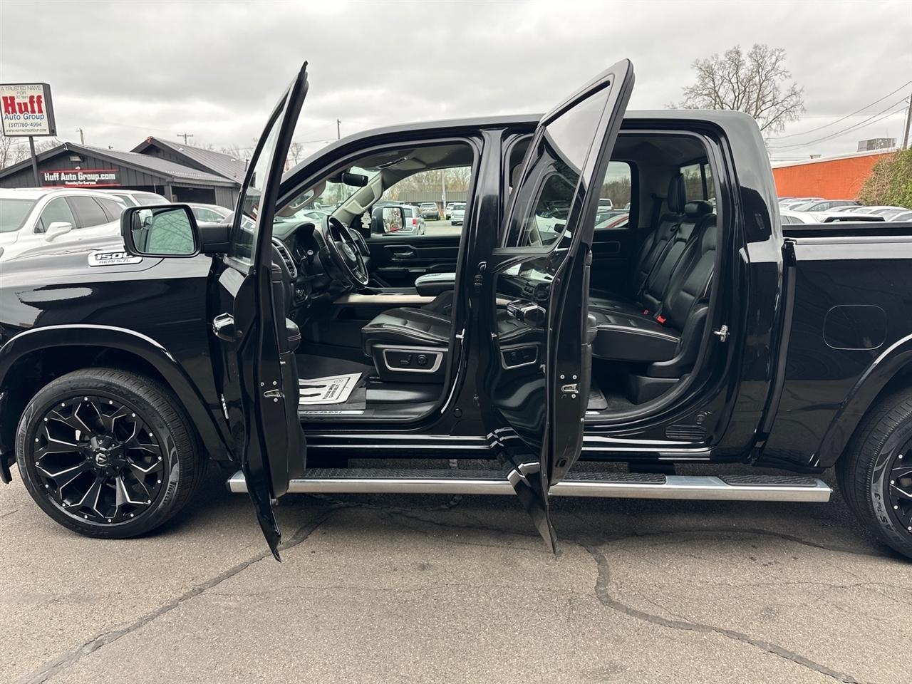 RAM 1500 Laramie 4x4 Crew Cab 5'7" Box 2022