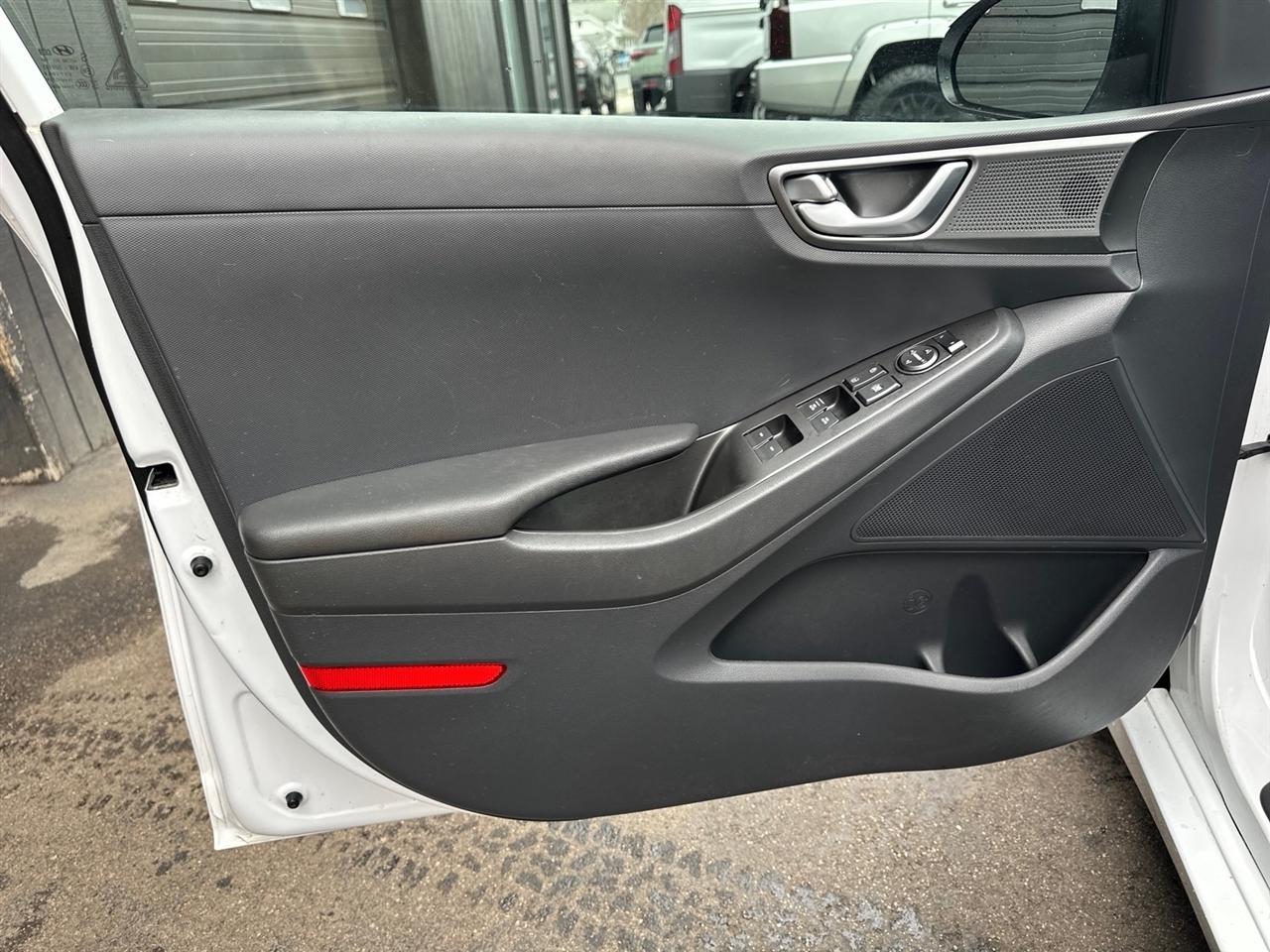 Hyundai Ioniq Plug-In Hybrid SEL Hatchback 2021