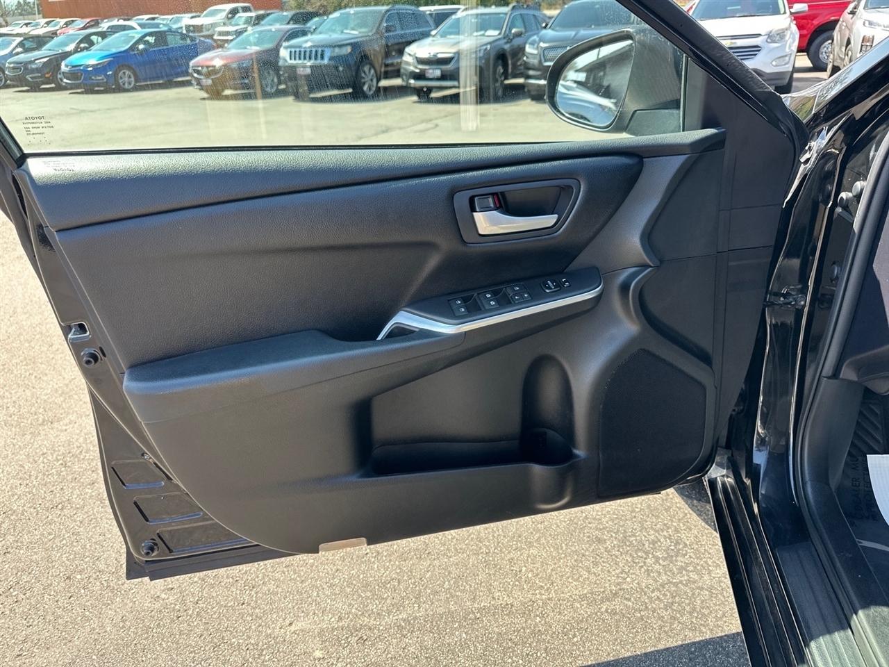 Toyota Camry 4dr Sdn I4 Auto SE w/Special Edition Pkg (Natl) 2016