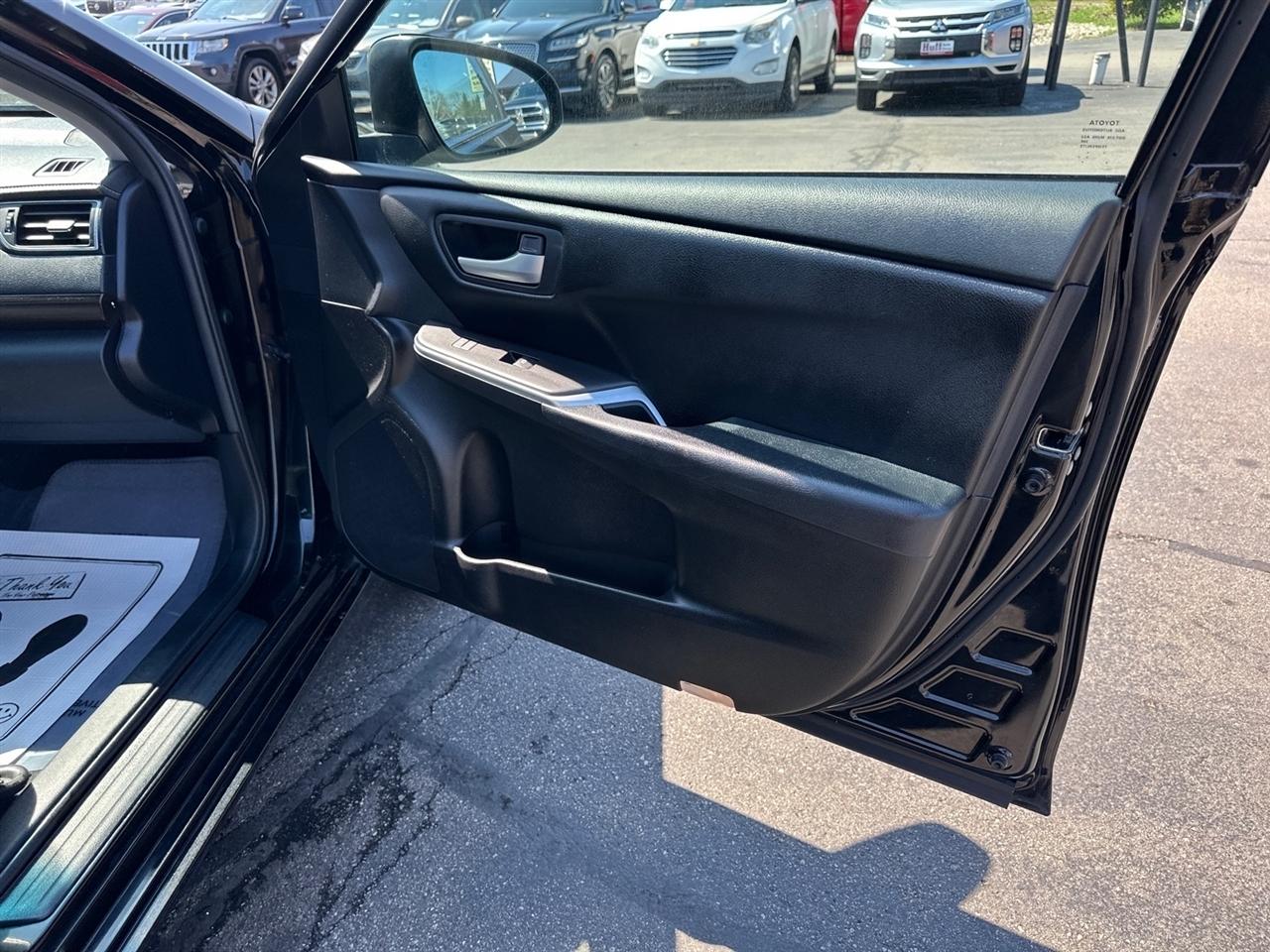 Toyota Camry 4dr Sdn I4 Auto SE w/Special Edition Pkg (Natl) 2016