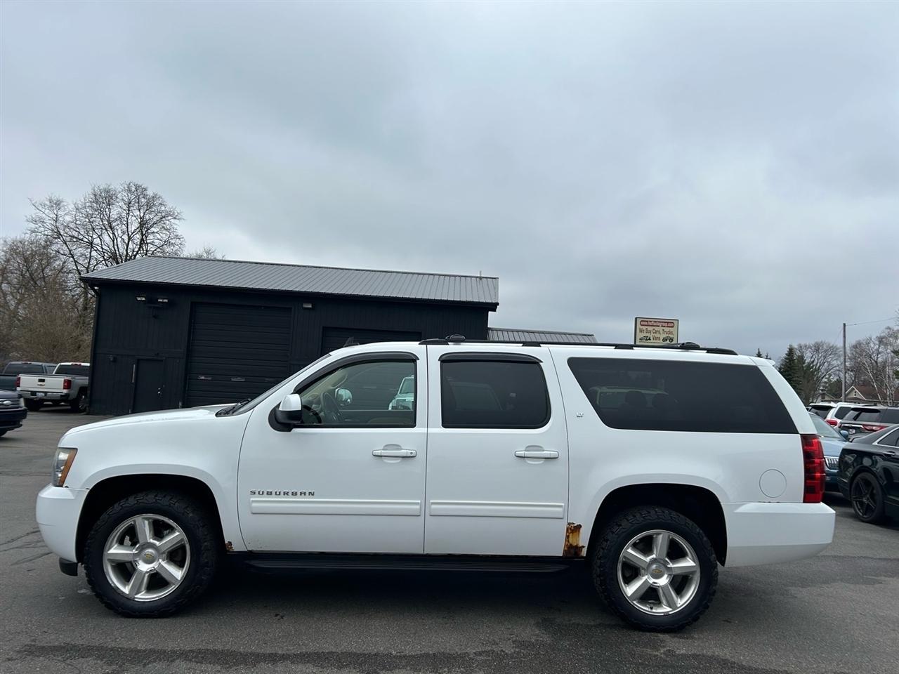Chevrolet Suburban 4WD 4dr 1500 LT 2011