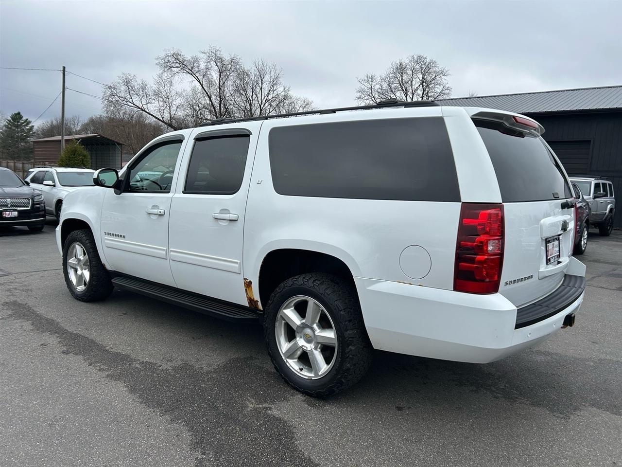 Chevrolet Suburban 4WD 4dr 1500 LT 2011
