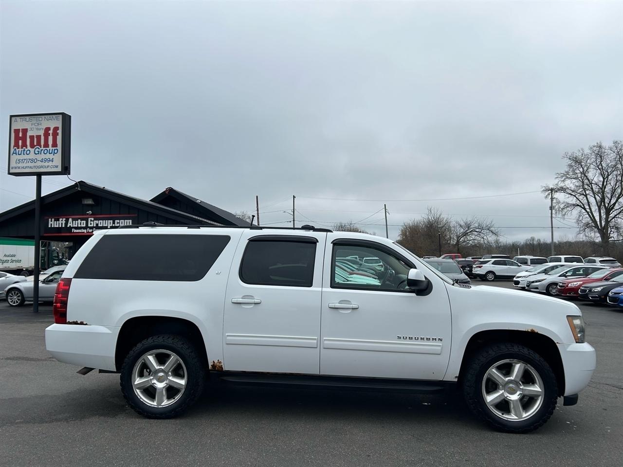Chevrolet Suburban 4WD 4dr 1500 LT 2011