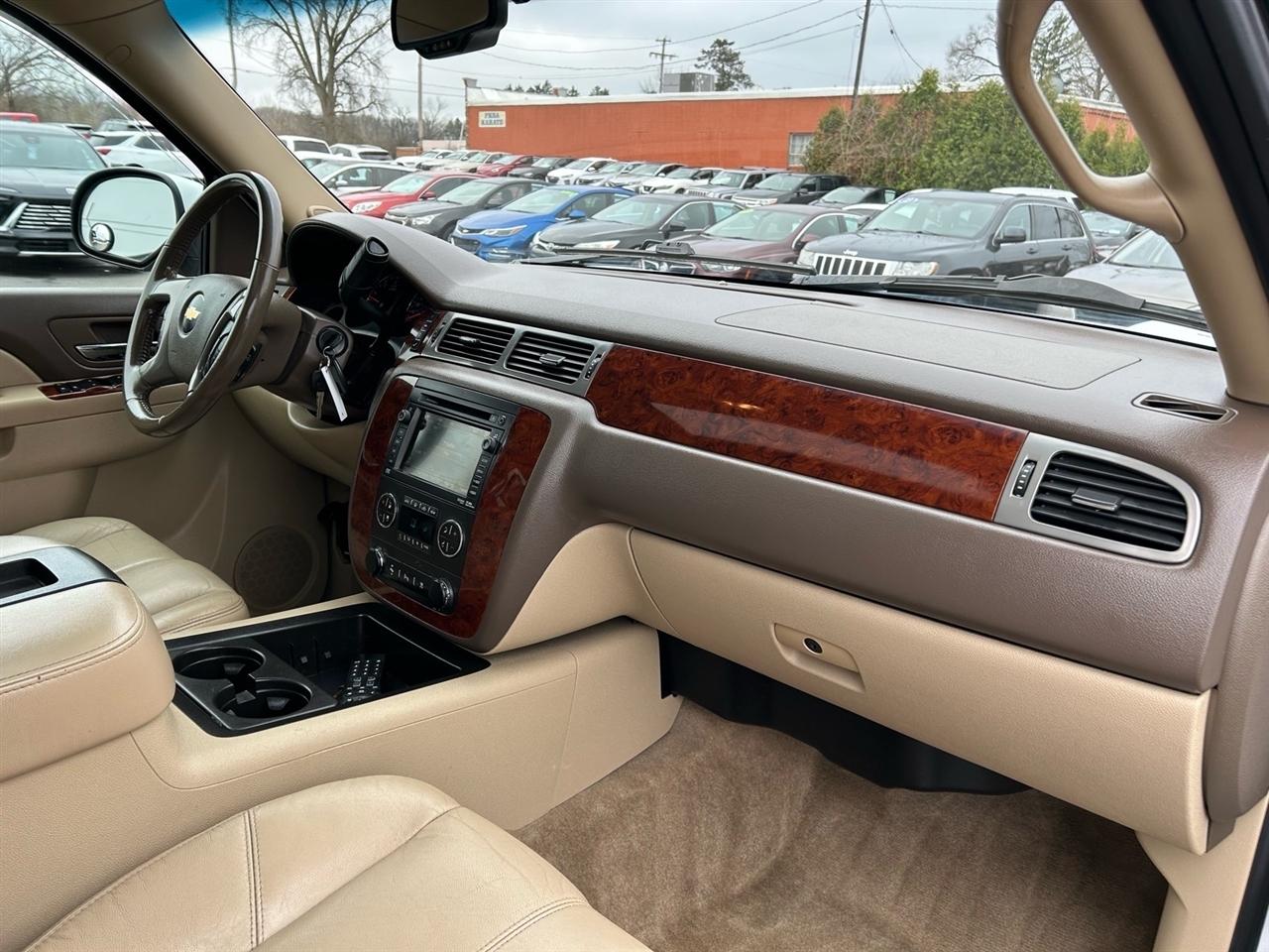 Chevrolet Suburban 4WD 4dr 1500 LT 2011