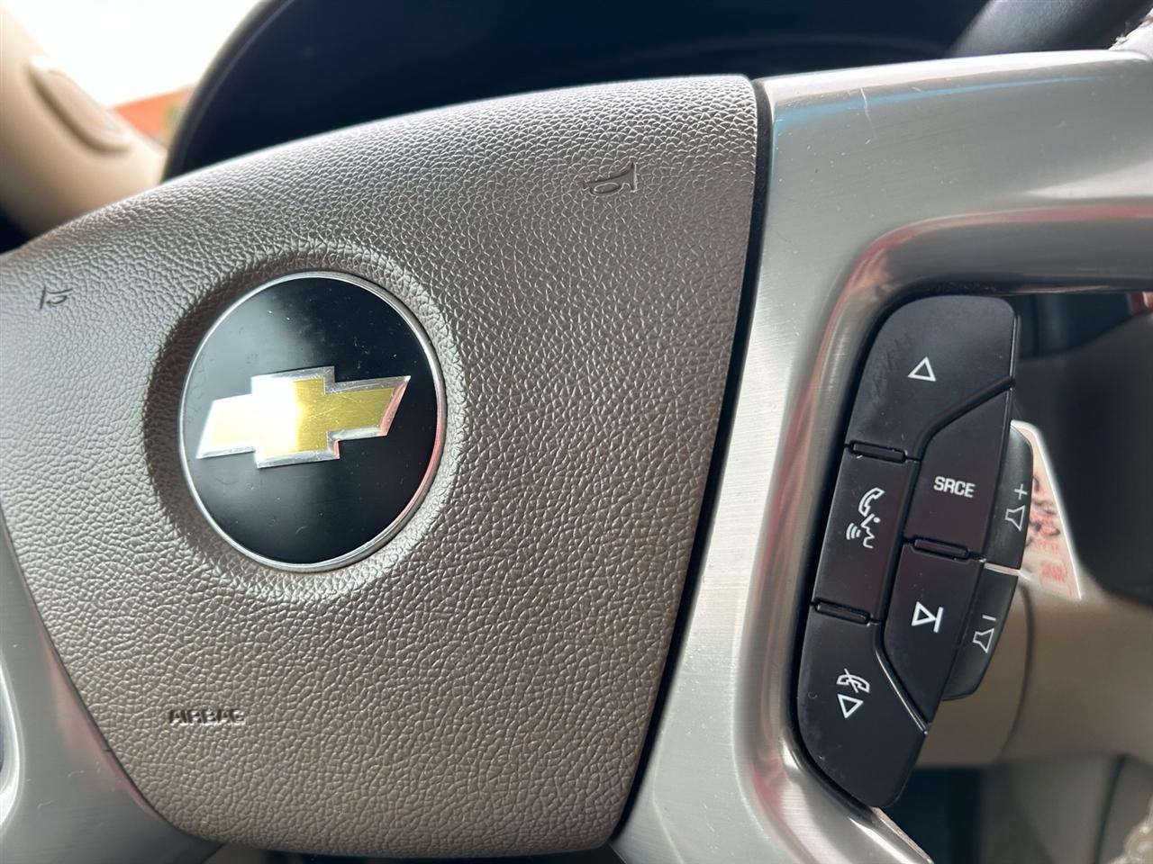 Chevrolet Suburban 4WD 4dr 1500 LT 2011