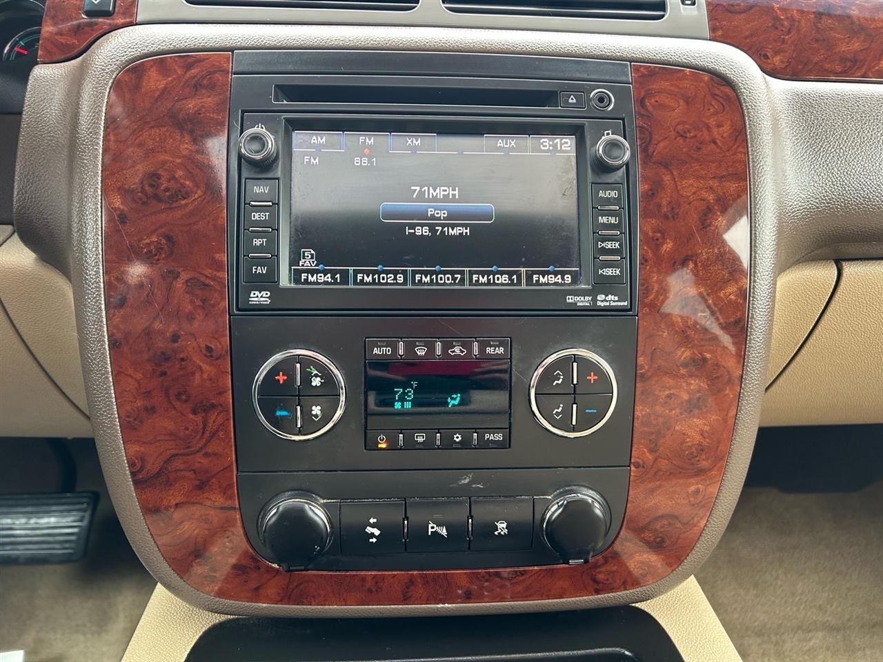 Chevrolet Suburban 4WD 4dr 1500 LT 2011