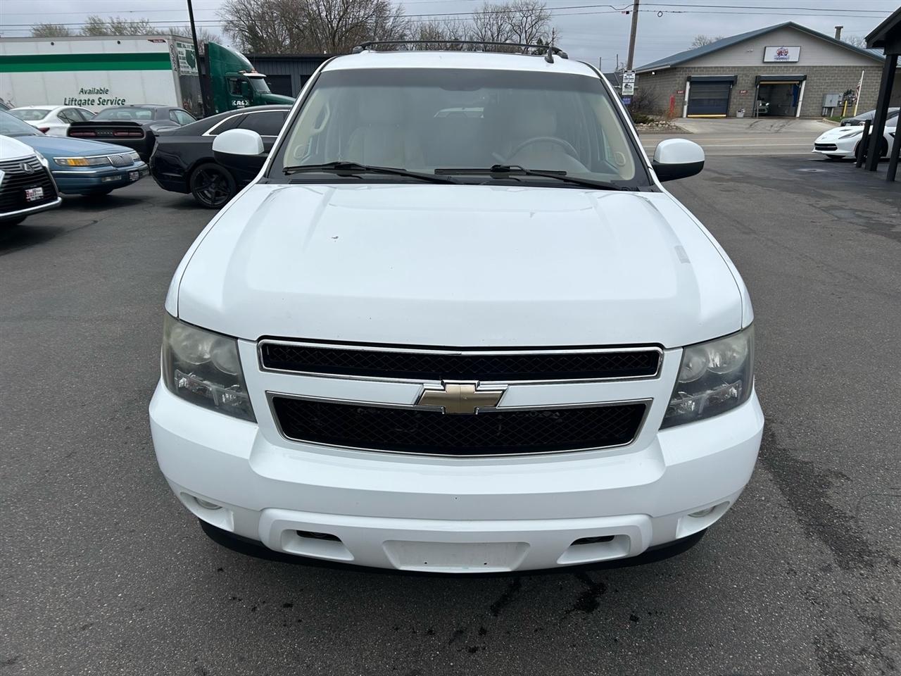 Chevrolet Suburban 4WD 4dr 1500 LT 2011