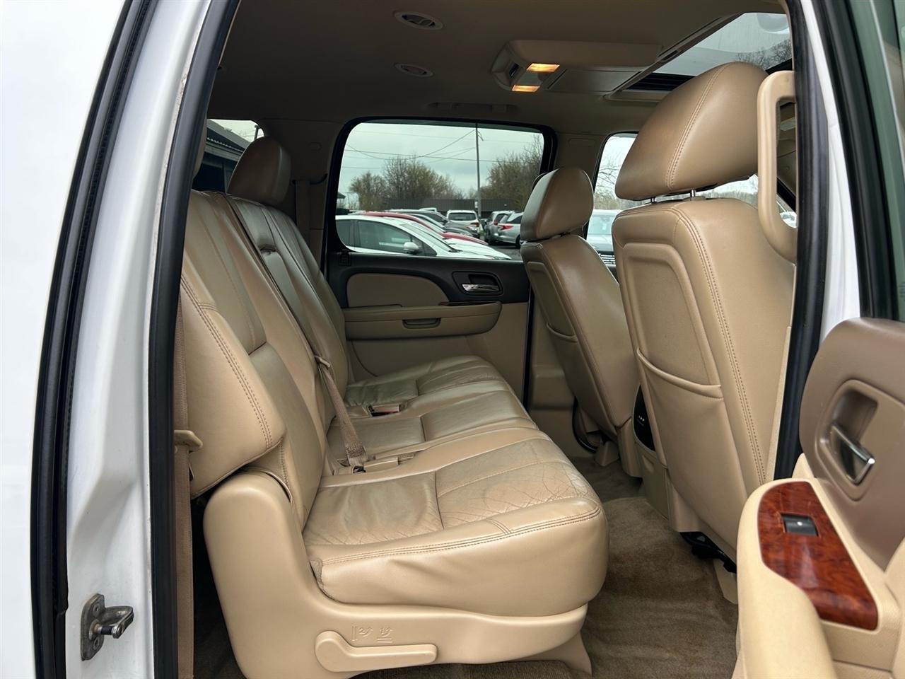 Chevrolet Suburban 4WD 4dr 1500 LT 2011