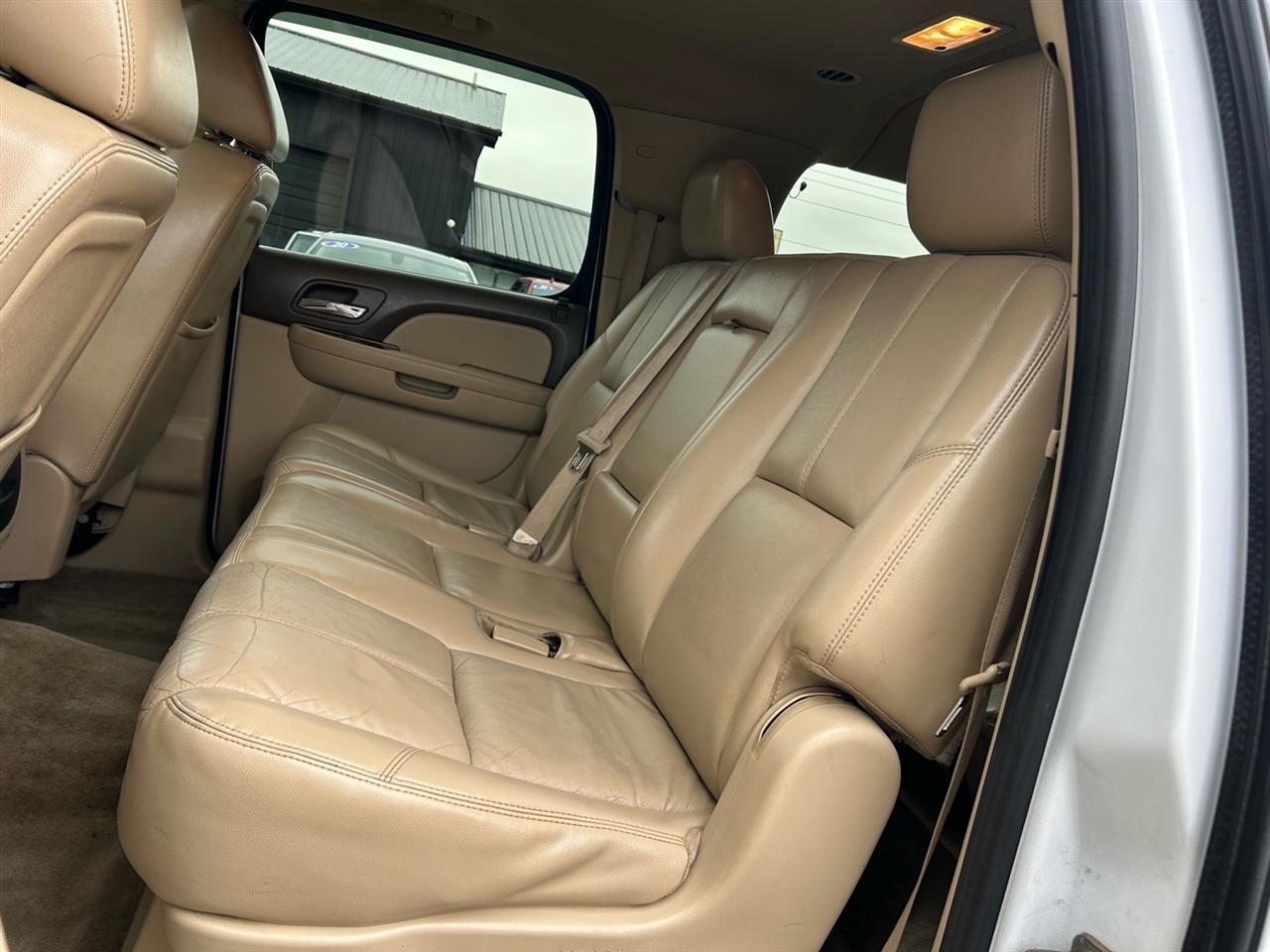 Chevrolet Suburban 4WD 4dr 1500 LT 2011