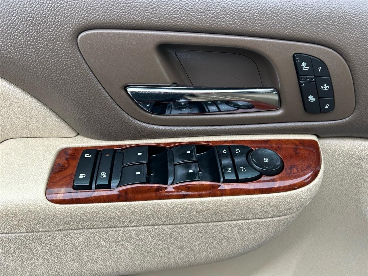 Chevrolet Suburban 4WD 4dr 1500 LT 2011