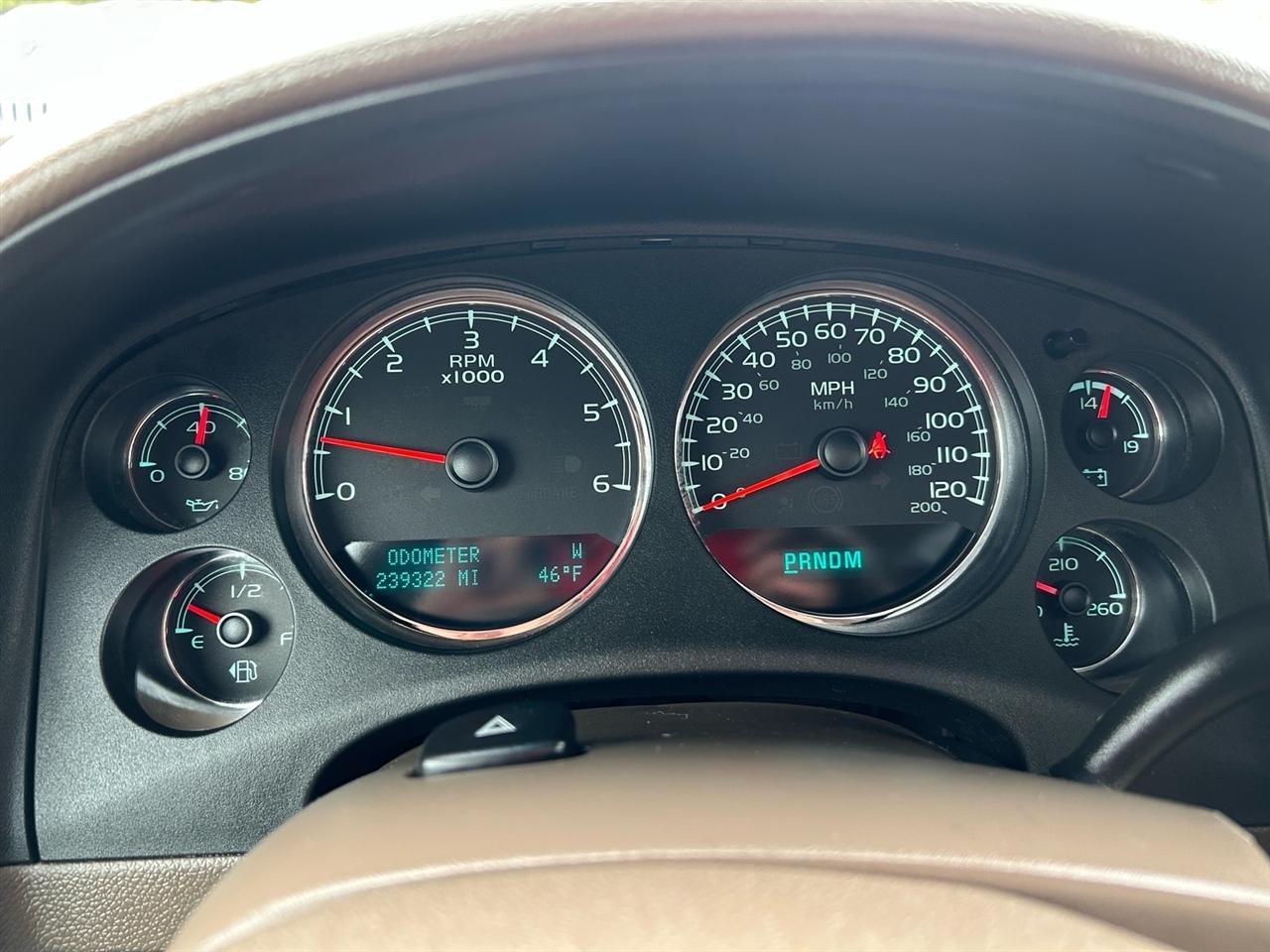 Chevrolet Suburban 4WD 4dr 1500 LT 2011