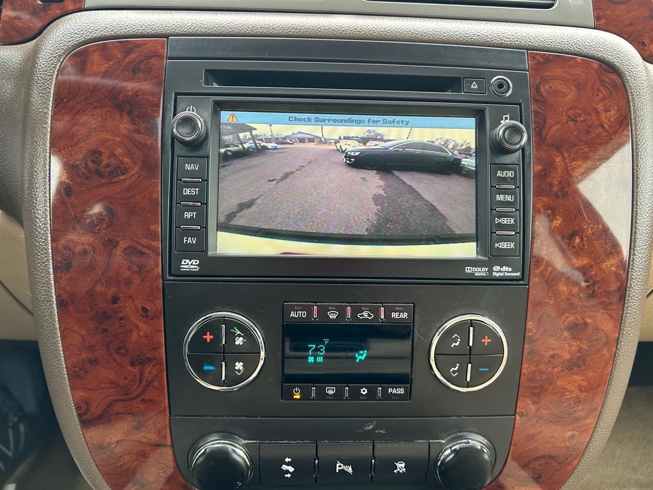 Chevrolet Suburban 4WD 4dr 1500 LT 2011