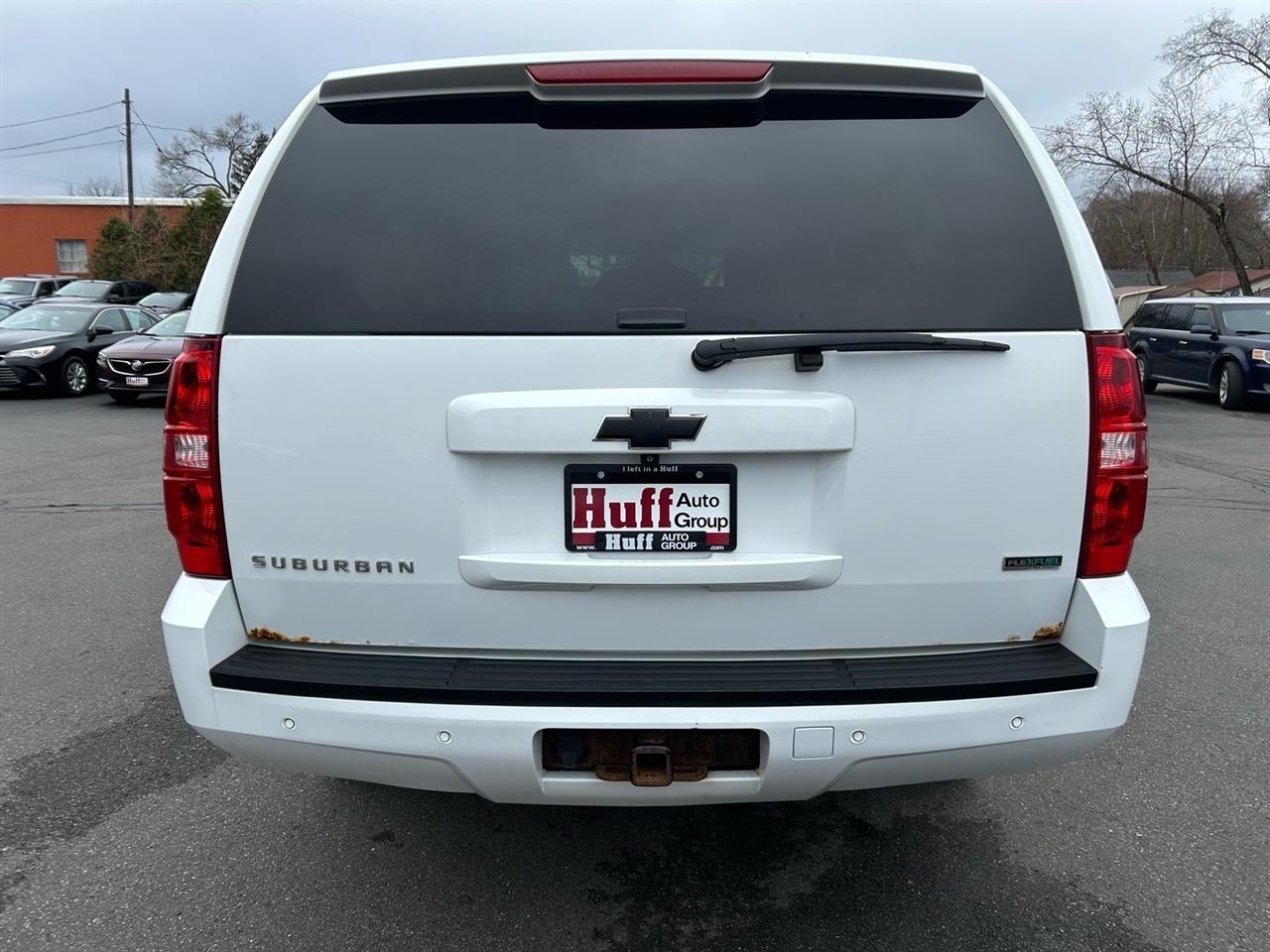 Chevrolet Suburban 4WD 4dr 1500 LT 2011