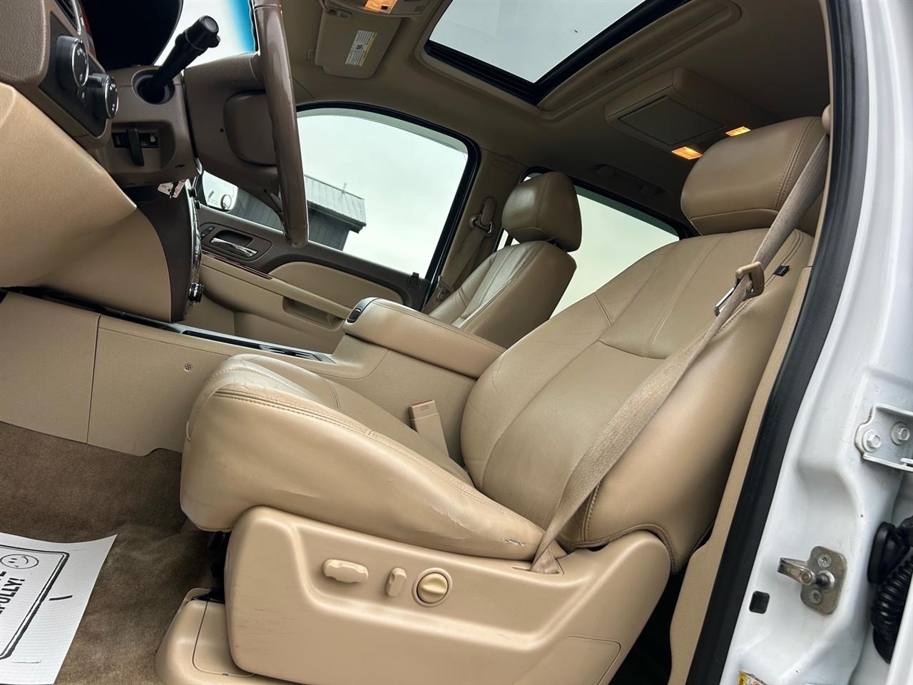 Chevrolet Suburban 4WD 4dr 1500 LT 2011