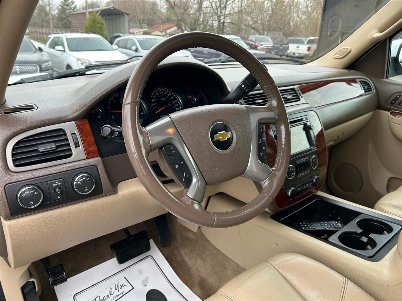 Chevrolet Suburban 4WD 4dr 1500 LT 2011