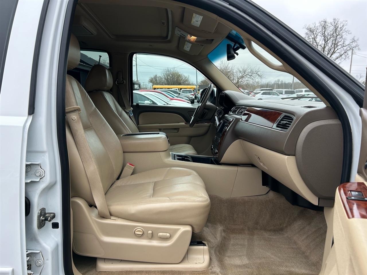 Chevrolet Suburban 4WD 4dr 1500 LT 2011