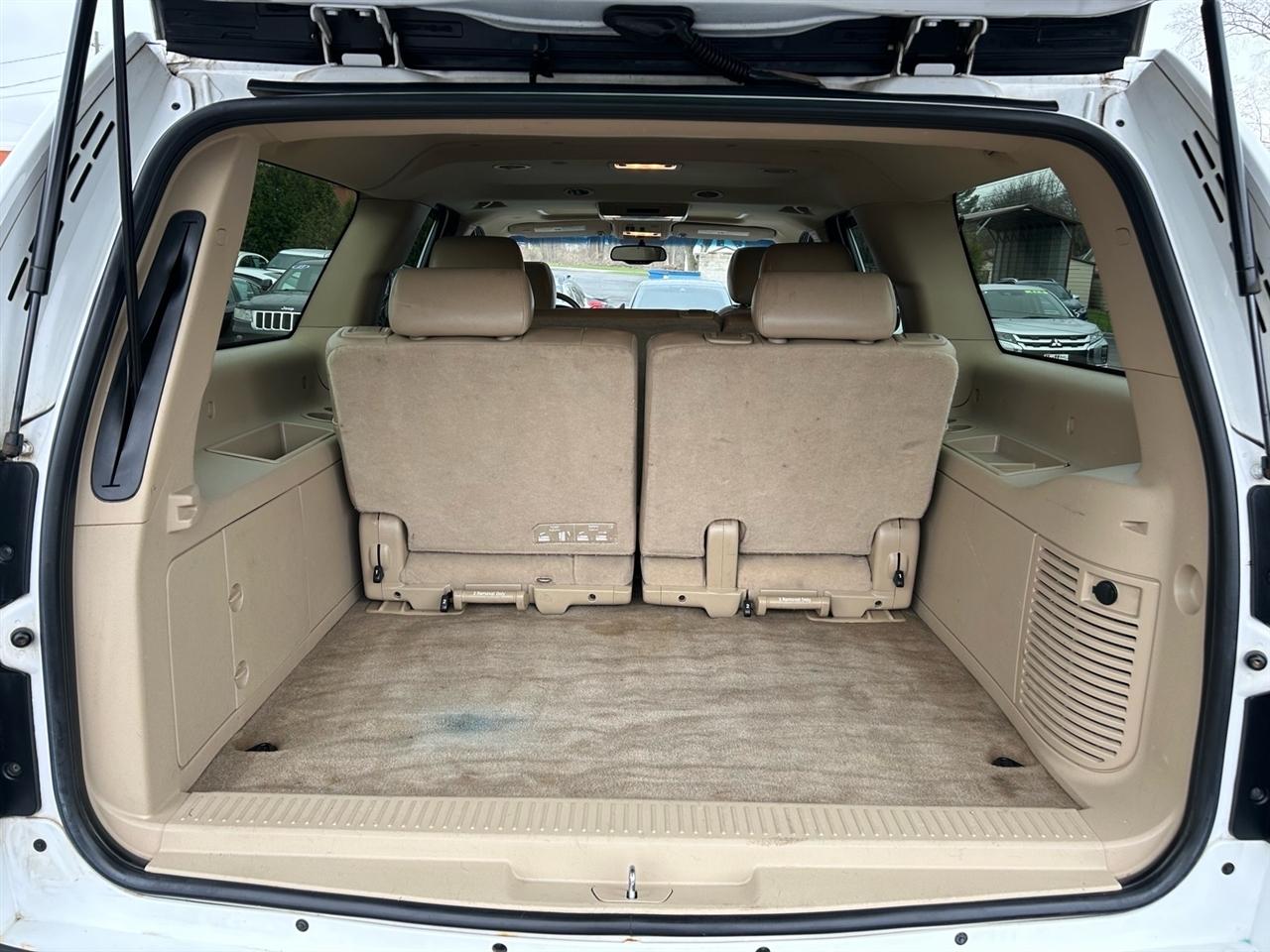 Chevrolet Suburban 4WD 4dr 1500 LT 2011